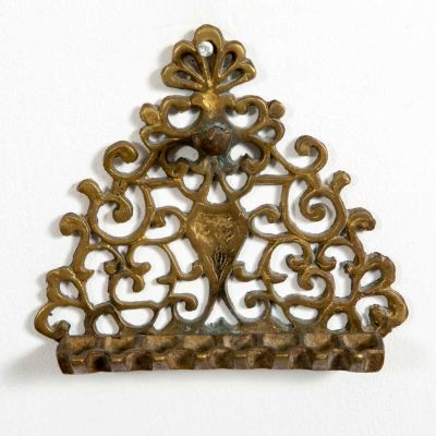 חנוכיית פליז ישנה. לאספני חנוכיות, 
חנוכיית שמן עשויה פליז. 
גובה 13 ס"מ 
18/4.5 ס"מ