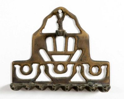 חנוכיית פליז ישנה. לאספני חנוכיות, 
חנוכיית שמן עשויה פליז 
גובה 17 ס"מ 
5/20 ס"מ