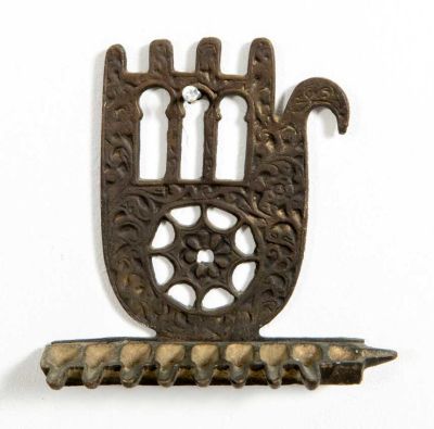 חנוכיית פליז ישנה בצורת חמסה. לאספני חנוכיות, 
חנוכיית שמן עשויה פליז 
בצורת חמסה. 
גובה 14.5 