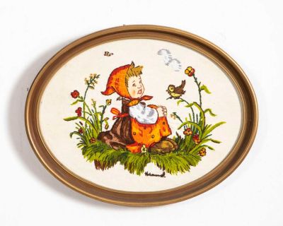 תמונה רקומה של ילדה בשדה. תמונה רקומה על בד, 
על פי ציור של M.J.Hummel, 
במסגרת אובאלית עשויה 