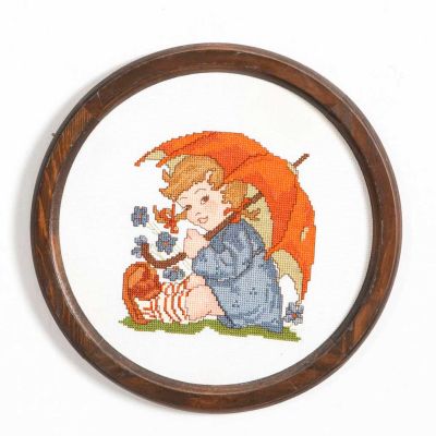 גובלן פטיט פוינט - ילד מתחת למטריה. תמונה רקומה בחוט דקיק (Petit Point) 
כנראה הולנדית לפי סגנון 