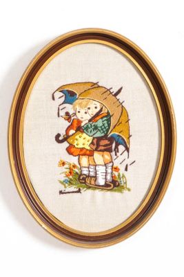 תמונה אובאלית רקומה, ילד וילדה מסתתרים מהגשם. תמונה רקומה על בד, 
במסגרת אובאלית עשויה פלסטיק 