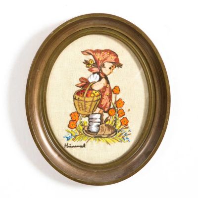 תמונה רקומה לחדר ילדים - ילדה בשדה פרחים. תמונה רקומה על בד, 
על פי ציור של M.J.Hummel 
במסגרת 