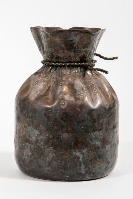 Asprey Of London - אגרטל אנגלי 'Almazan' דמוי שק, מצופה כסף . אגרטל בציפוי כסף, חתום בבסיס, 
דמוי 