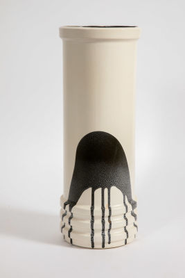 לפיד - אגרטל גדול מידות בדוגמת לבה. אגרטל לפיד גבוה, 
גלזורה בגוון אפור כהה בחלק הפינמי ולבן מט 