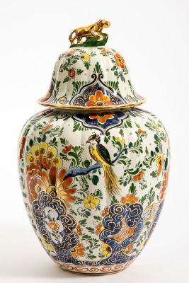 כד הולנדי גדול ומרשים עם מכסה. כד פורצלן הולנדי גדול מימדים, 
עם מכסה מעוטר בדמות אריה, 
מצוייר 