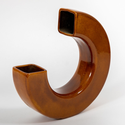 בית היוצר - אגרטל טלפון . אגרטל קרמיקה של בית היוצר, 
'אגרטל טלפון' 
גלזורה בגוון דבש, 
קוטר 27 ס"מ