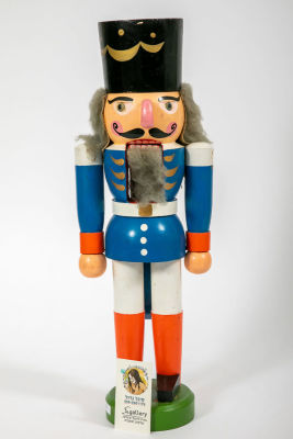 'מפצח האגוזים' גדול מידות . דמותו של 'מפצח האגוזים' 
במדי החייל שלו - מעיל כחול ומגפיים אדומות 