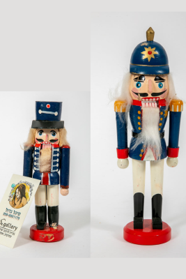 לוט שני 'מפצח האגוזים'. שתי דמויות של 'מפצח האגוזים' במדים כחולים 
בגדלים שונים, 
עשויות עץ 