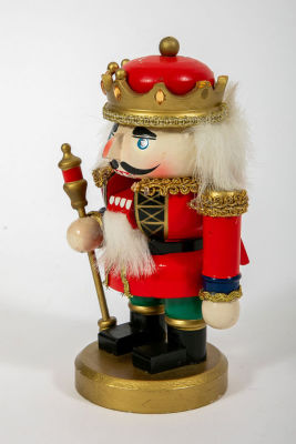 'מפצח האגוזים' וינטג', במדים אדומים. דמותו של 'מפצח האגוזים' 
לובש מדים אדומים, 
עשוי עץ בעבודת 