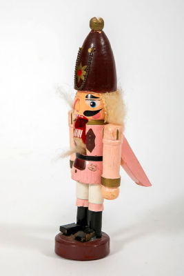 'מפצח האגוזים' במדים ורודים. דמותו של 'מפצח האגוזים' 
במדים ורודים וכובע חום, 
עשוי עץ וצבוע 