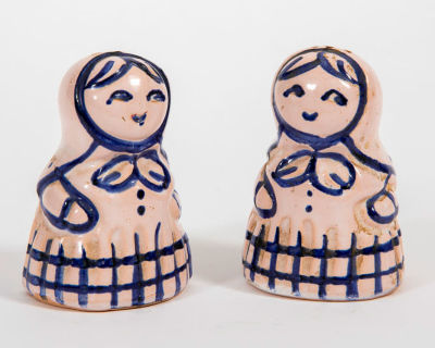 צמד מלחיות מטריושקה. שתי מלחיות קרמיקה מתוקות 
בצורת מטריושקה / בבושקה 
בעבודת יד, וינטג' מזרח 
