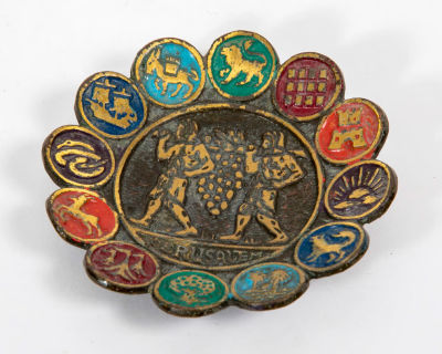 צלוחית ישראליאנה 12 השבטים. צלוחית ברונזה בציפוי אמאייל צבעוני, 
מעוטרת בתבליט המרגלים והכיתוב 