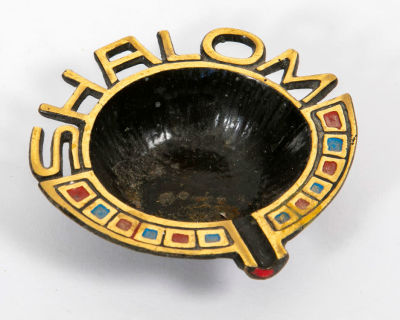 מאפרת ישראליאנה עם הכיתוב Shalom. מאפרה מעוטרת בכיתוב Shalom בהיקף, 
וינטג' ישראלי משנות ה 60-70 