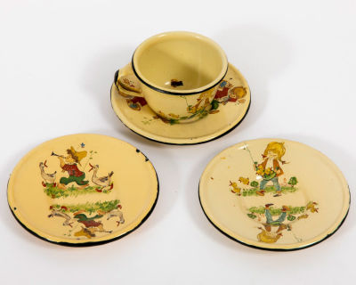 לוט 4 כלי אוכל לילדים, מצופים אמייל. כלי אוכל לילדים, מצופה אמאייל, 
עם איורים מקסימים של ילדים 