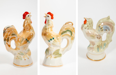 לוט שלושה בקבוקי משקה בצורת תרנגולים. שלושה תרנגולי פורצלן רוסיים חתומים, 
אחד במצב מושלם 