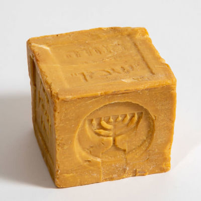 סבון 'שמן'. קוביית סבון של פעם, תוצרת 'שמן' 
עם הטבעה של סמל המנורה 
7/7/8 ס"מ