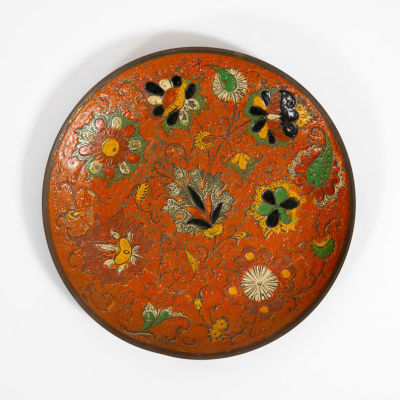 צלחת נוי הודית ישנה . עשויה פליז ומעוטרת באמייל צבעוני. 
קוטר 22 ס"מ, 
ניתנת לתליה על הקיר.