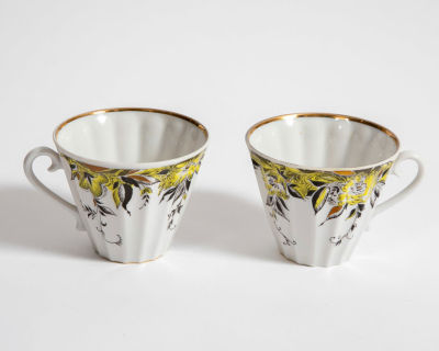 צמד ספלוני פורצלן רוסיים, וצלוחית אחת תואמת. 9/11 ס"מ, גובה 7 ס"מ