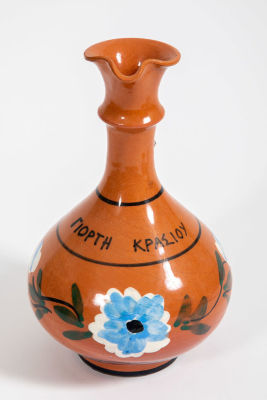 קנקן קרמיקה לשמן זית, מצוייר ביד. קנקן קרמיקה עם פיית מזיגה, 
בעבודת יד, 
מידות 12/21 ס"מ