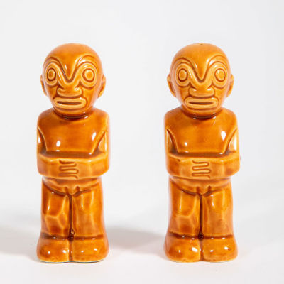 מלחיה ופלפליה בסגנון טיקי. פורצלן יפני, וינטג' משנות ה-60, 
עם הסטופרים המקוריים. 
גובה 11.5 ס"מ