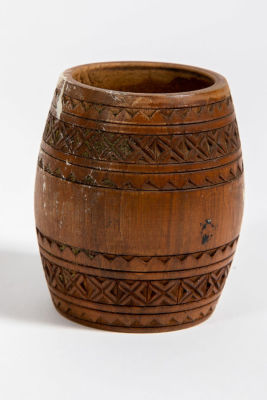 חבית עץ קטנה, מגולפת בעבודת יד, לקיסמים. 6/6 ס"מ