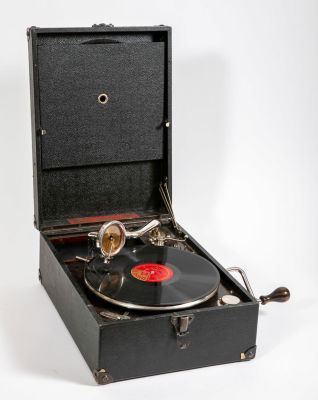 גרמופון, פונוגרף, פטיפון עם מנואלה במזוודה. פונוגרף ישן עם מנואלה ובורר מהירות, 
על פניו עובד 