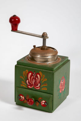 מטחנת קפה מצויירת ביד. מטחנת קפה, 
וינטג' מזרח אירופאי, 
גוף עץ מצוייר כולו בציורי יד של פרחים 