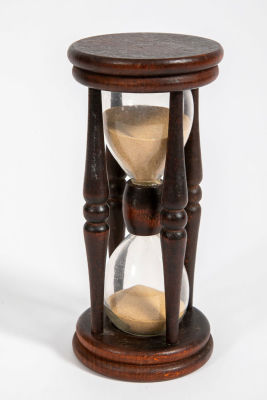 שעון חול ישן, 
עשוי זכוכית במסגרת עץ, 
חול בגוון חול .. 
19/8.5 ס"מ