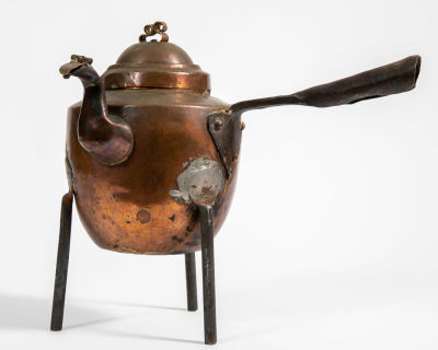 קומקום נחושת מוגבה. קומקום נחושת ישן, 
עם מכסה, ידית אחיזה, 
ופיית מזיגה שבסופה מכסה קטן, 
מוגבה 