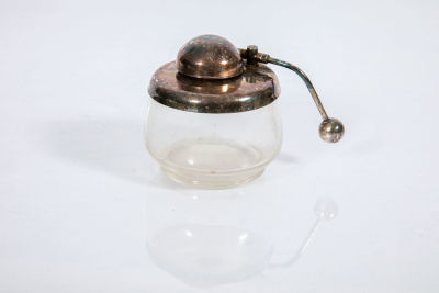 כלי זכוכית עם מכסה מצופה כסף, נסגר בעזרת משקולת. קוטר 8 ס"מ, גובה 8 ס"מ