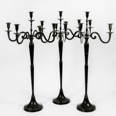 לוט של 3 קנדלברות פליז גדולות ומרשימות. שלוש קנדלברות זהות, גדולות מימדים, 
5 קנים לכל אחת 