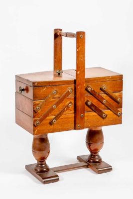 קופסת תפירה על רגליים. קופסת תפירה מאסיבית מעץ 
על רגליים, 
וינטג' אירופאי נהדר. 
מידות 22/40 