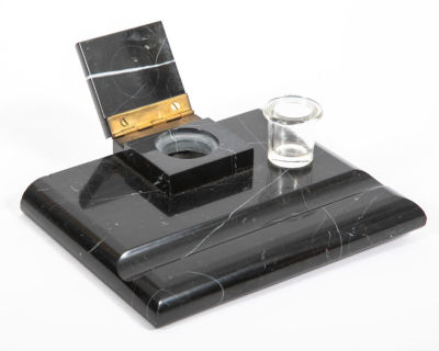 קסת דיו משיש שחור. קסת יפה עשויה שיש שחור, 
חריץ עבור הקולמוס, 
מכסה נפתח על ציר, וכוס הזכוכית 