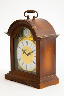 שעון גרמני עתיק. 13/18 ס"מ, גובה 18 ס"מ. 
לנוי בלבד, אם מכוונים לשעה 12:00 מצלצל בחינניות.