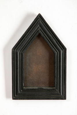 מסגרת עץ בצורת בית