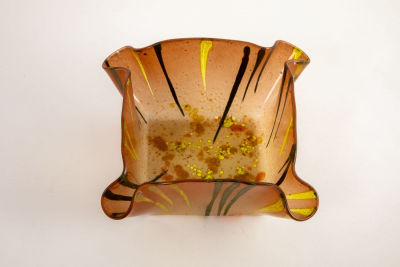 קערת זכוכית צבעונית מרובעת. 9/18 ס"מ 
צ'יפ קטן בשוליים (מצולם, בתמונה השנייה)