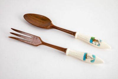 כפות הגשה פורצלן הולנדי . אורך 29 ס"מ 
צ'יפ זעיר בקצה המזלג, מצולם