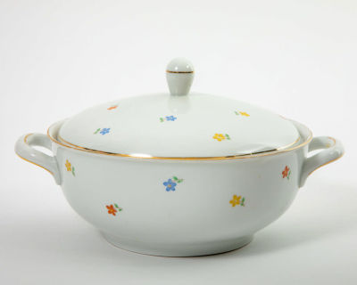 Kahla גרמניה - סיר פורצלן עם מכסה. מעוטר בהדפס פרחים קטנים בכתום צהוב ותכלת, 
חתום, תוצרת Kahla 