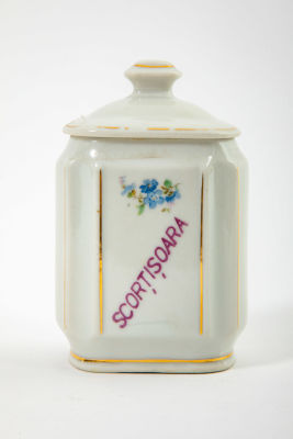 צנצנת תבלינים עם מכסה. צנצנת פורצלן עם מכסה, 
לקינמון (scorţişoară ברומנית) 
גובה 13 ס"מ