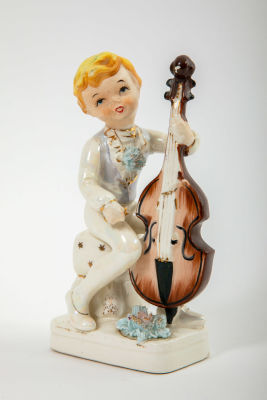 Empress יפן - ילד מנגן בקונטרבס - פיגורינת פורצלן. פיגורינה יפנית, חתומה, 
מצויירת ביד ומעוטרת 
