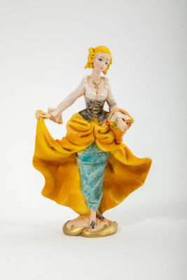 פיגורינת נערה עם סל פרחים. נערה עם סל פרחים, 
פיגורינה איטלקית ישנה, עשויה שרף (Resin). 
גובה 17 