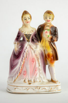 פיגורת פורצלן יפנית של זוג אצילים. זוג אצילים עשויים פורצלן, 
חתום בבסיס Japan, 
גובה 14 ס"מ