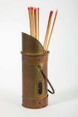 כלי פליז לגפרורים גדולים. כלי לאחסון גפרורים גדולים, להדלקת האח, 
מעוצב בדומה לכלי הפחמים 'של 