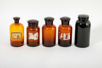 לוט בקבוקי תרופות. גובה 18-22 ס"מ, קוטר 8-11 ס"מ