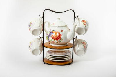 סט תה מושלם על מעמד. סט נהדר הכולל קומקום, 4 ספלים ו 4 תחתיות, 
מעוטרים בהדפסי ציפורים ופרחים 