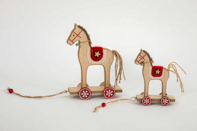 שני סוסוני עץ מתוקים ויפים. גובה 17 ו- 24 ס"מ