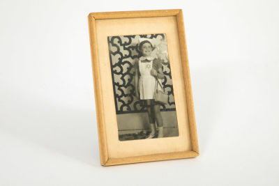 תמונה ממוסגרת, של ילדה מחופשת לאחות