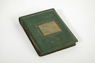 אלבום תמונות קטן. מלא בתמונות ישנות של 2 נשים וגבר, אולי בטיול. 
10/13 ס"מ