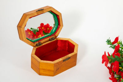 קופסת עץ עם מראה. מעוטרת באיור גמלים, 
9/13 ס"מ, גובה 6.5 ס"מ